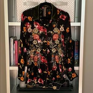 Beautiful appointed woman’s blouse XS